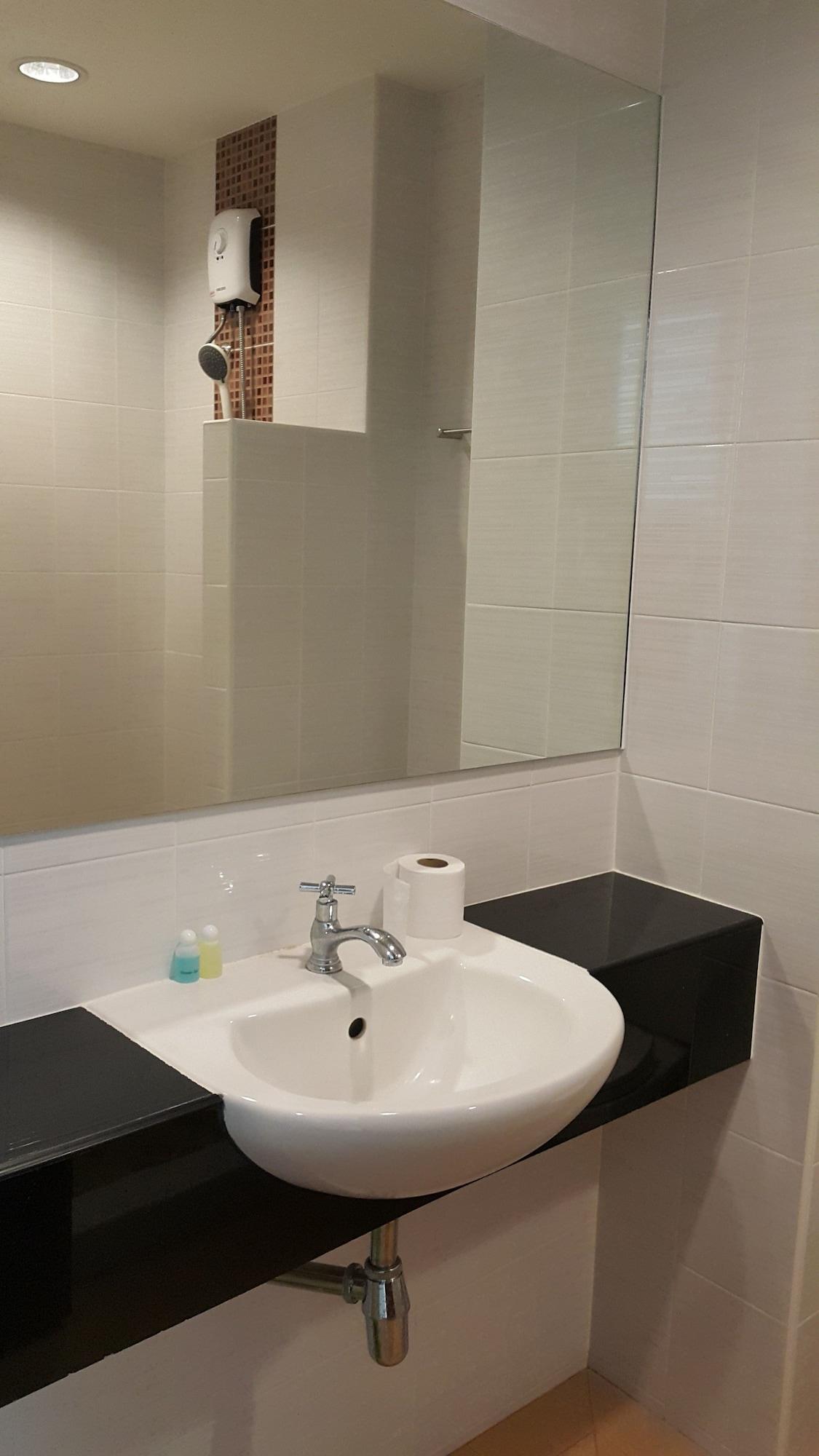 B Space Residence Nong Prue Luaran gambar