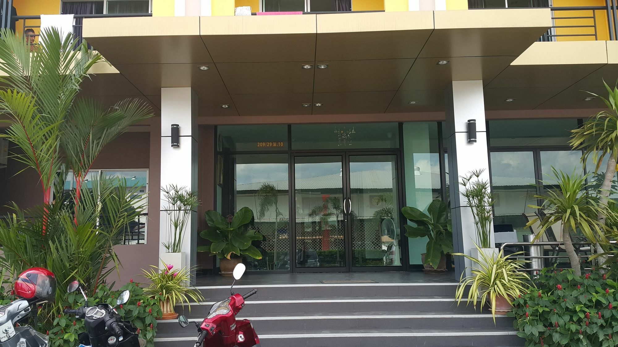 B Space Residence Nong Prue Luaran gambar
